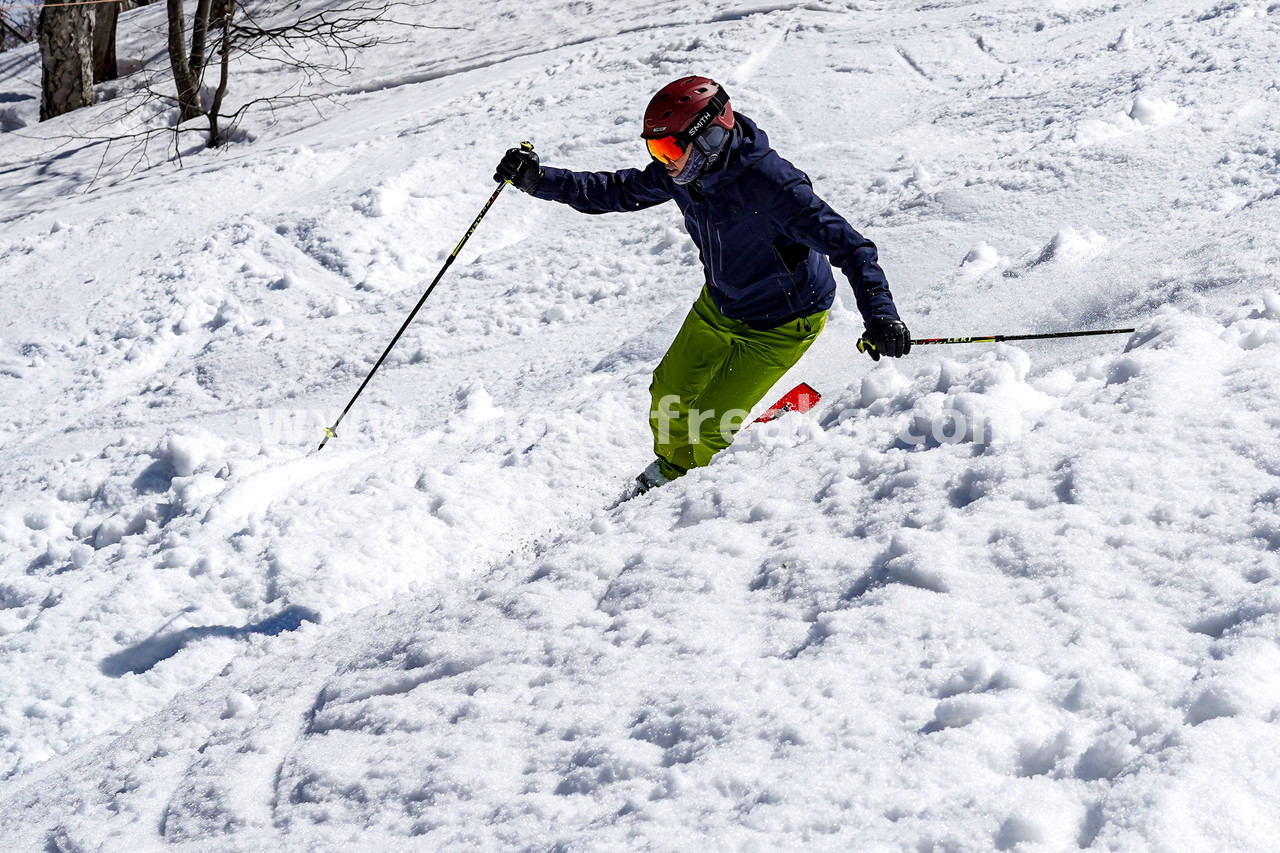 札幌国際スキー場 Mt.石井スポーツ ISHII SKI ACADEMY 校長・斉藤人之さんによる『斉藤塾』開講。本日のテーマは、「春雪！コブからスキーのたわみを楽しむ！！」(^^)v